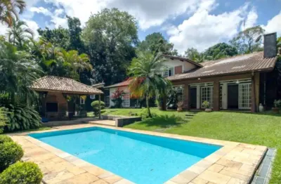 Impecável casa em condomínio com 3 suítes em chácara granja velha, cotia-sp: 456,60m², 8 vagas, 4 banheiros.