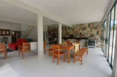 Ubatuba - 4 dorm (sendo 2 suítes), 3 vagas de garagem,