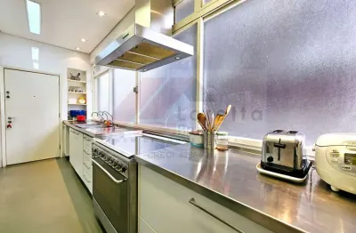 Excelente localização, bem perto do colégio dante alighieri e av. paulista este apartamento de 276 m² oferece uma planta que permite ser moldada às necessidades especificas da sua família.