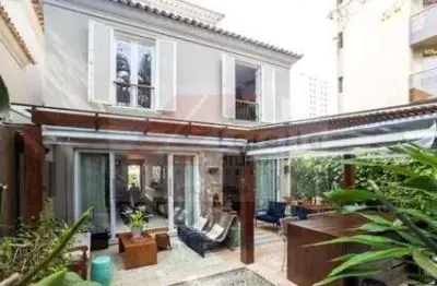 Esta excelente casa em condomínio, no bairro do real parque, está pronta para acolher sua família; 350 m², 3 suites, 4 vagas