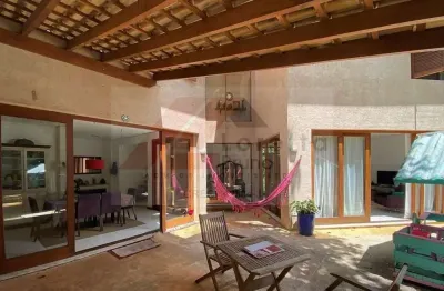 Fazendinha - melhor localização! 3 dormitórios (1 suíte), rústica contemporânea. um charme de casa! a/t: 787,50m² iptu (frente: 16,65m) / a/c: 310m