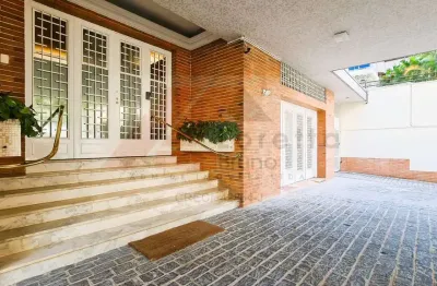 Apartamento com 289m² de área útil, 2vagas de garagem, 3 dormitórios sendo 2 suítes com closet,