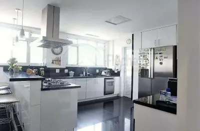 Morro dos ingleses - próximo da alameda joaquim eugênio de lima. 220m² de área útil, amplo com 3 quartos, sendo 2 suítes, 3 banheiros , 1 vaga de garagem.