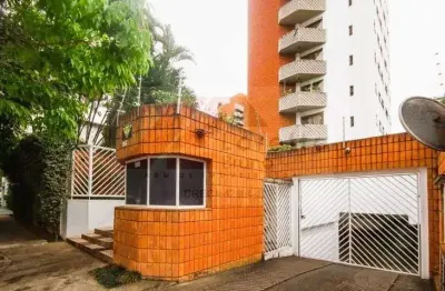Excelente apartamento, com 160m, em prédio 1 por andar, 3 dormitórios (sendo 1 suíte), 3 vagas de garagem.