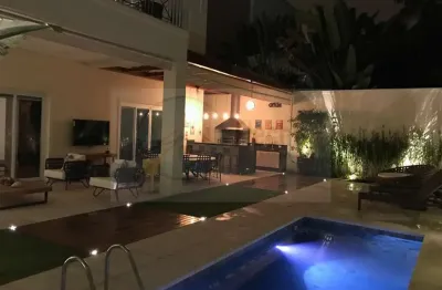 Condomínio com apenas 5 casas, excelente localização - 4 suítes e 8 vagas.