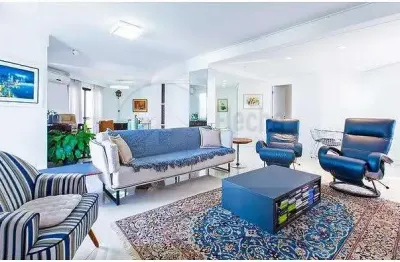 Lindo apartamento, 230 m2 de área útil - 4 dormitórios, 3 suítes e 4 vagas.