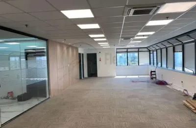 Cidade monções conjunto comercial 200m² pronto para uso, vão livre 2 banheiros, 6 vagas sendo 2 de moto, copa/cozinha. bem localizado.