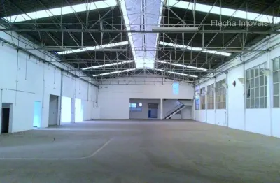 Galpão com terreno de 3.390m², e área construída de 3.200m², com pé direito de 7m