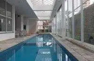 Apartamento totalmente reformado, em andar alto com vista linda! área útil 225,65m², 4 suítes , 6 banheiros, 5 vagas de garagens escrituradas.