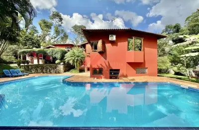 Luxuosa casa em condomínio à venda em cotia-sp, vila vianna: 3 suítes, 5 banheiros, 10 vagas de garagem, 604,18m² de área.