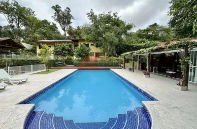 Casa de luxo em condomínio na granja viana com 5 quartos, 5 suítes e 15 vagas de garagem!