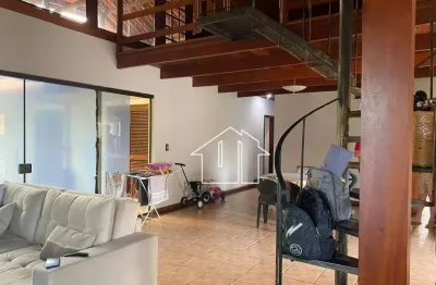 Casa condom fechado, um charmoso mezanino, 4 dorms amplos com planejados, quintal, suíte master, urbanova