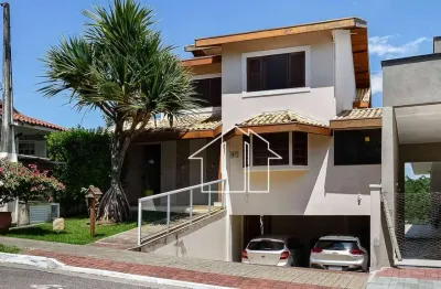 Sobrado no Altos da Serra IV- 3 dormitórios- suíte- Quintal ajardinado