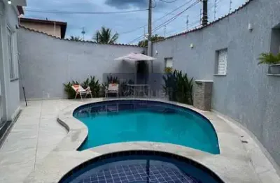 Casa para venda em Itanhaém-SP, bairro Grandesp: 4 quartos, 1 suíte, 1 sala, 3 banheiros, 4 vagas de garagem, 162m² de área. Aproveite!