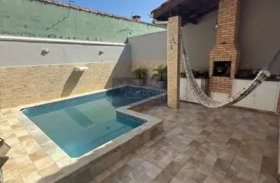 Casa à venda em Itanhaém-SP, Jardim Suarão: 2 quartos, 1 suíte, 3 vagas, 80m²! Aproveite!