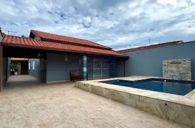 Imperdível oportunidade: Casa à venda em Itanhaém-SP, 3 quartos, 1 suíte, 1 sala, 2 banheiros e 4 vagas de garagem!