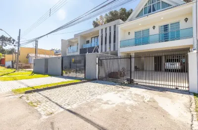 Sobrado espaçoso e bem localizado com 4 vagas de garagem no guabirotuba