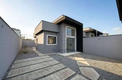 Exclusividade e natureza: casa com 2 quartos (1 suíte), pé direito alto e quintal privativo perto da praia.