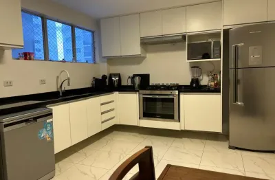 4 quartos (1 suíte) no centro com vaga dupla em 154m2 e ensolarado.