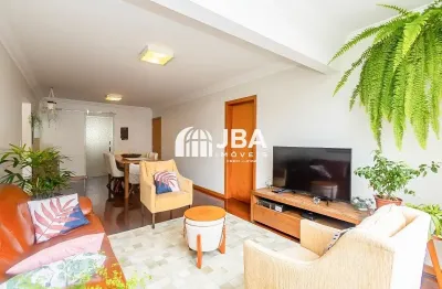 Apartamento todo reformado ao lado do MON e da Prefeitura, excelente localização no Alto da Glória
