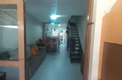 Sobrado geminado 2 dorm à venda no bairro capão novo com 90 m² de área privativa - 3 vagas de garagem