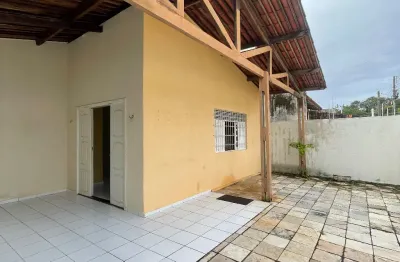 Casa com excelente localização e ventilada, lado sombra