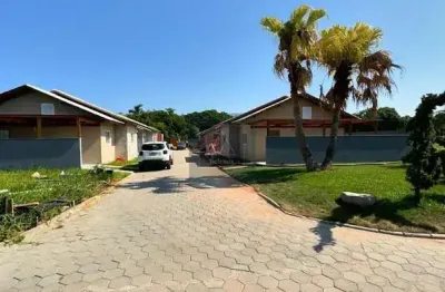 Casa em condomínio fechado na praia de barra velha/sc - 2 quartos. 1 suíte. 2 vagas. 39 m²
