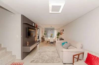 Sobrado em condomínio no santa cândida – 3 quartos, suíte e quintal com churrasqueira