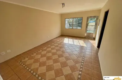 Casa sobreposta com 3 quartos (1 suíte), sala, cozinha, banheiro para alugar em itaquera - são paulo/sp.