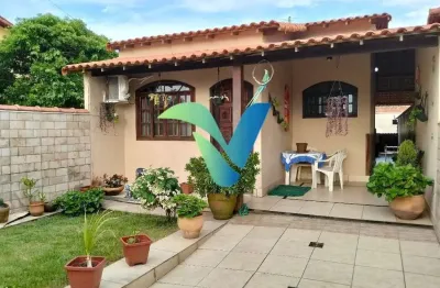 Casa Linda a uma quadra da Praia com 2 quartos e quintal grande