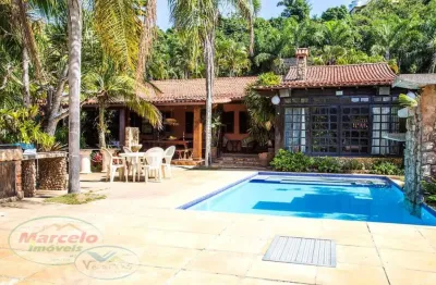 Espetacular propriedade com 4 quartos , de frente para a lagoa! Um dos locais mais agradavéis e exclusivos da cidade!