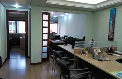 Conjunto comercial em andar alto, em frente ao Hospital São Vicente