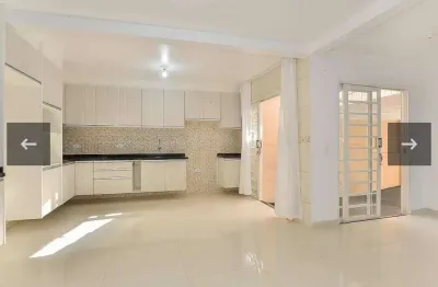 Casa térrea com sala comercial na frente e estrutura pra sobrado
