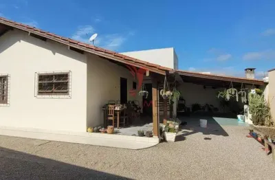 Maravilhosa casa em tijucas com excelente localização, pertinho de tudo que você precisa!