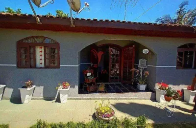 Área de 4949m² com 5 casas em local tranquilo e asfaltado no campo de santana