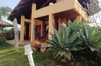 Casa na praia com 5 vagas de garagem, frente mar , em balneário piçarras,  santa catarina