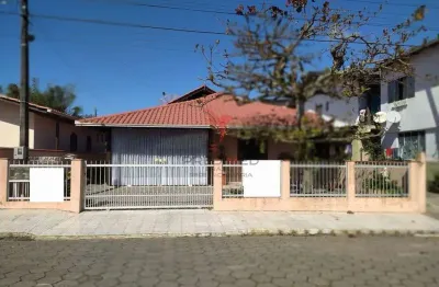 Casa na praia em penha, santa catarina, lote 295 mts, edicula, 2 vagas de garagem