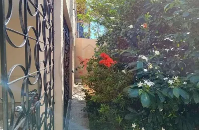 Casa de 2 quartos, com quintal, no bairro vila velha. 1 vaga de garagem