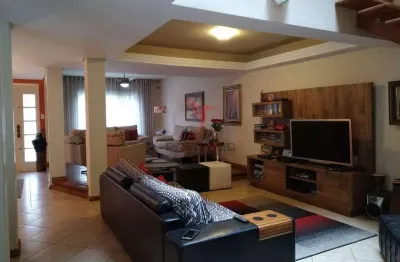 Casa alto padrão, impecável, 4 dormitórios, um c/suite, área próximo ao centro e shopping