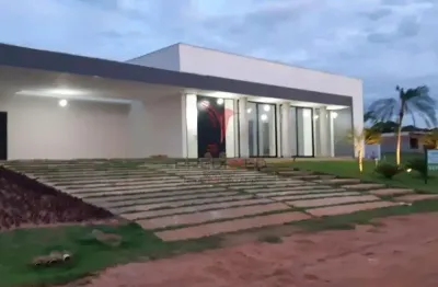Casa de alto padrão com 4 suites ,piscina, área gourmet, aquecimento,na represa de avaré