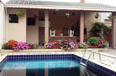 Casa de 3 quartos, espaço gourmet, churrasqueira,piscina. no club nos 500 , guaratinguetá