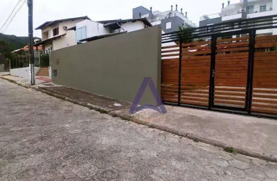 Linda casa com amplo jardim, em excelente localização próx a av pequeno príncipe .