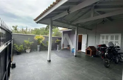 Aconchegante casa nova em terreno com esc. pública a 1.5 km praia.