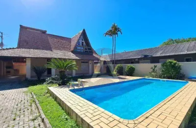 Casa espaçosa com piscina e 4 dormitórios no morro das pedras