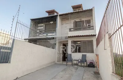 Casa com 3 quartos à venda na Rua Heitor Kramer, 571, Guarujá, Porto Alegre por R$ 384.900