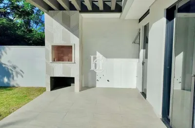 Casa com acabamentos alto padrão a 700 metros da praia de canasvieiras – florianópolis/sc