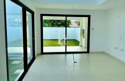 Casa nova a 200m da praia do campeche com projeto moderno