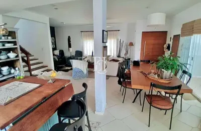 Casa mobiliada com piscina à venda em condomínio fechado na cachoeira do bom jesus – florianópolis/sc