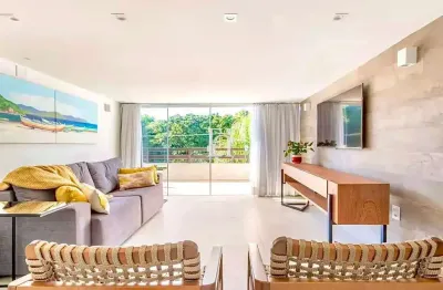 Apartamento reformado com vista para o verde no coração de jurerê internacional