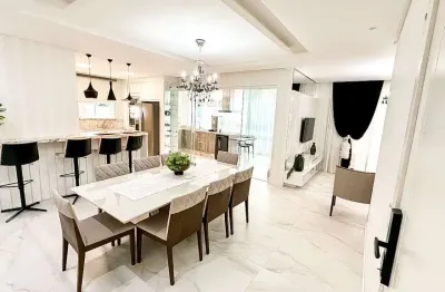 Apartamento decorado em meia praia | 4 suítes, 162m² privativos e lazer a 300m do mar